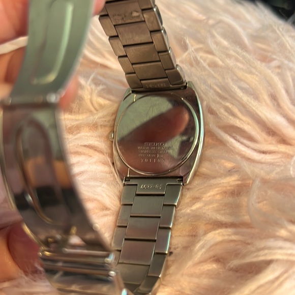 Seiko Japanese UNISEX Quartz Watch. SILVER - Picture 2 of 3